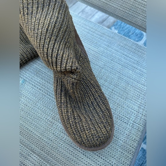 UGG CLASSIC CARDY BOOT SZ 9 - Picture 2 of 3